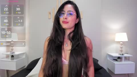 J U L IA   M A R T I N E Z online show from January 14, 2025, 11:31 am