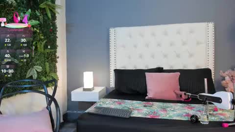 J U L IA   M A R T I N E Z online show from November 28, 2025, 11:35 am