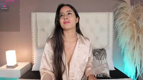 J U L IA   M A R T I N E Z online show from June 5, 2026, 11:38 am