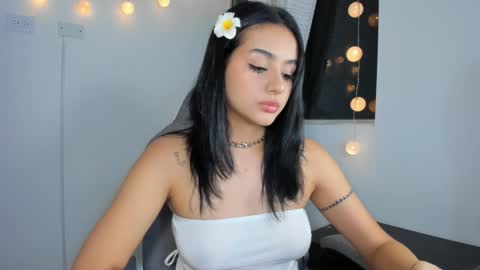 julia_strauns online show from December 3, 2024, 5:53 am