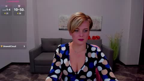 Julia online show from February 19, 2025, 1:28 pm
