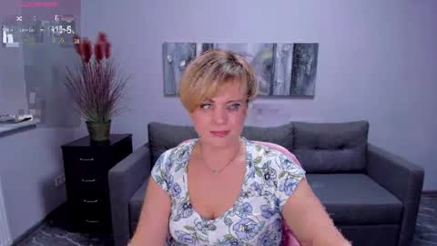 Julia online show from February 28, 2025, 1:47 pm