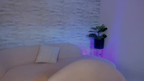 Julia Belle online show from September 25, 2025, 1:04 pm