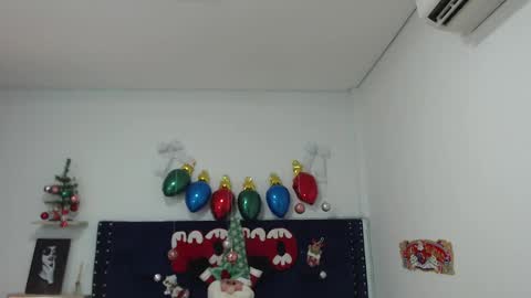 Julia online show from December 18, 2024, 12:18 pm