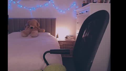 julialiones online show from December 24, 2024, 7:22 pm