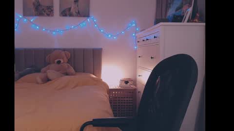 julialiones online show from March 12, 2025, 7:28 pm