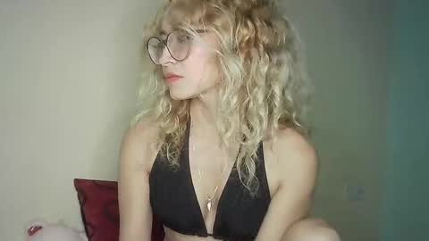 JuliaMack online show from December 19, 2024, 2:01 am