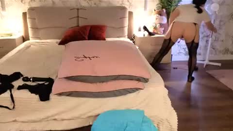 juliamillss online show from June 30, 2026, 12:11 am