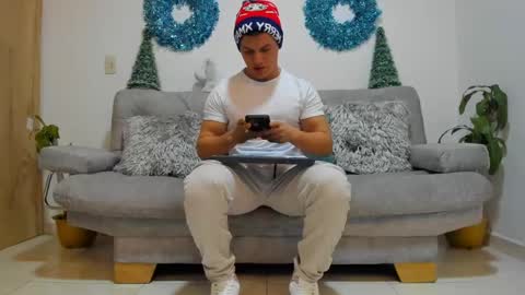 julian_wallace online show from December 24, 2024, 10:39 pm