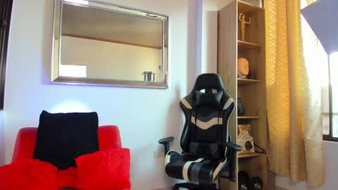 julian_wallace online show from March 19, 2026, 12:42 pm