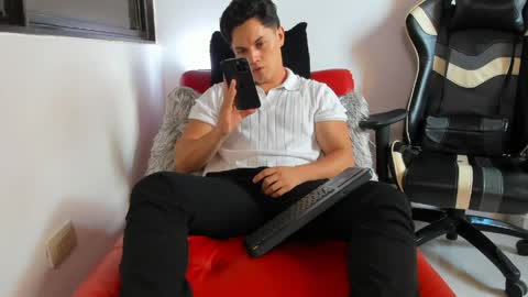 julian_wallace online show from April 27, 2026, 6:28 pm