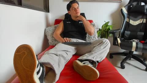 julian_wallace online show from May 4, 2026, 6:26 pm