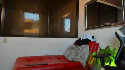 julian_wallace online show from May 5, 2026, 10:18 pm