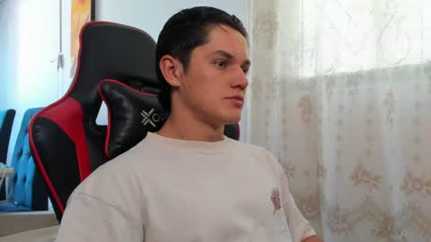 julian_wallace1 online show from June 19, 2026, 7:06 pm