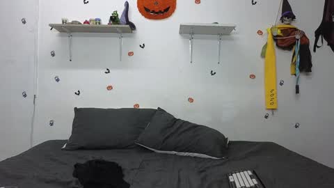 julian_whitee654 online show from December 11, 2024, 12:55 pm
