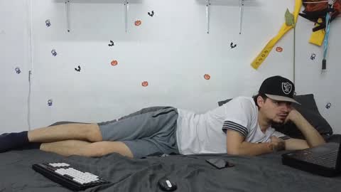 julian_whitee654 online show from December 14, 2024, 4:20 pm