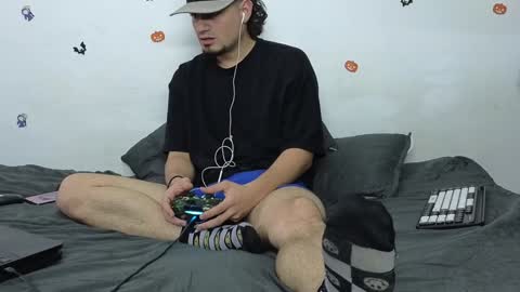 julian_whitee654 online show from December 31, 2024, 3:09 pm