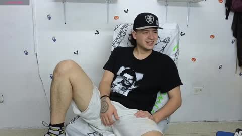 julian_whitee654 online show from February 2, 2025, 8:35 am