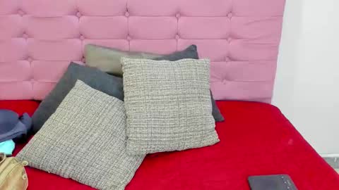 juliana12_ls online show from November 4, 2025, 1:10 pm