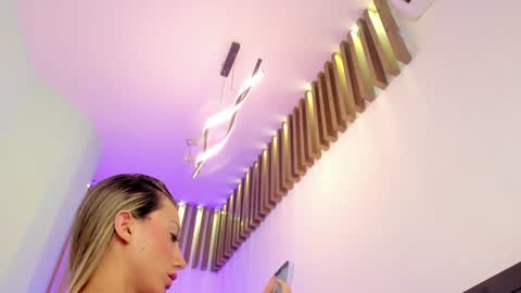 Snapshot of juliasprouse_ chatting on December 19, 2024, 2:57 pm Julias online show from December 19, 2024, 2:57 pm