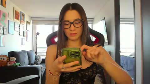 Snapshot of julidavila chatting on June 25, 2026, 10:36 pm Jeimy Help me to reach 100 thumbs up online show from June 25, 2026, 10:36 pm