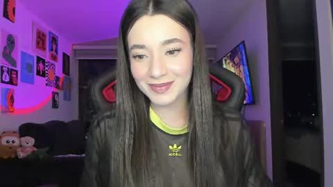 Snapshot of julidavila chatting on August 8, 2026, 3:19 am Jeimy Help me to reach 100 thumbs up online show from August 8, 2026, 3:19 am