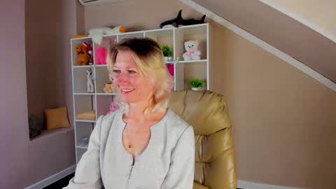 Julie Lucasss online show from March 14, 2026, 12:50 am