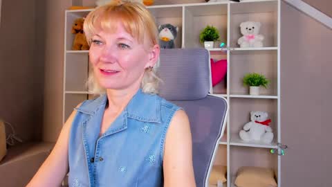 Julie Lucasss online show from April 7, 2026, 12:33 am