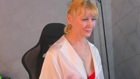 Julie Lucasss online show from April 21, 2026, 1:42 am
