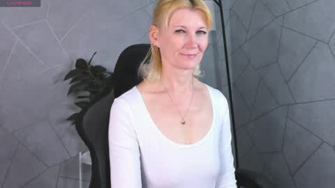 Julie Lucasss online show from April 29, 2026, 12:27 am