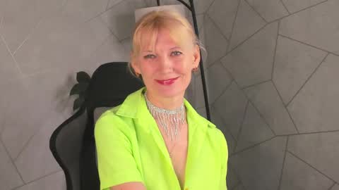 Julie Lucasss online show from May 6, 2026, 12:30 am