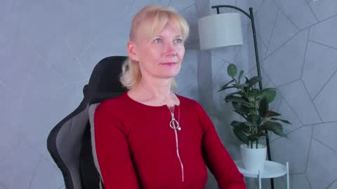Julie Lucasss online show from May 9, 2026, 12:05 am
