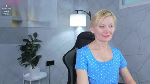 Snapshot of julie_lucasss chatting on June 3, 2026, 12:24 am Julie Lucasss online show from June 3, 2026, 12:24 am