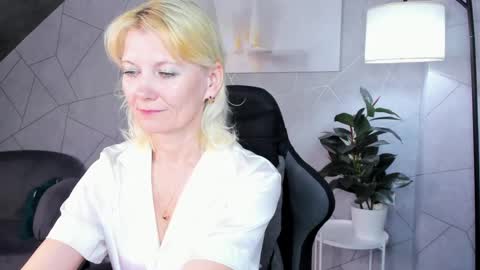 Snapshot of julie_lucasss chatting on June 4, 2026, 12:16 am Julie Lucasss online show from June 4, 2026, 12:16 am