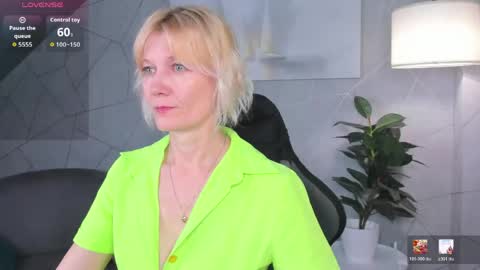 Snapshot of julie_lucasss chatting on June 7, 2026, 11:41 pm Julie Lucasss online show from June 7, 2026, 11:41 pm
