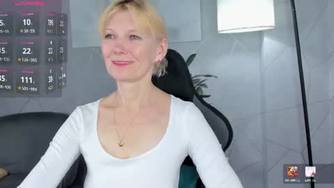 Snapshot of julie_lucasss chatting on June 18, 2026, 12:00 am Julie Lucasss online show from June 18, 2026, 12:00 am