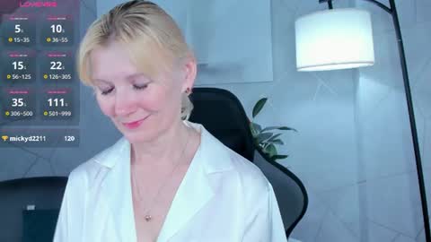 Snapshot of julie_lucasss chatting on June 19, 2026, 12:04 am Julie Lucasss online show from June 19, 2026, 12:04 am