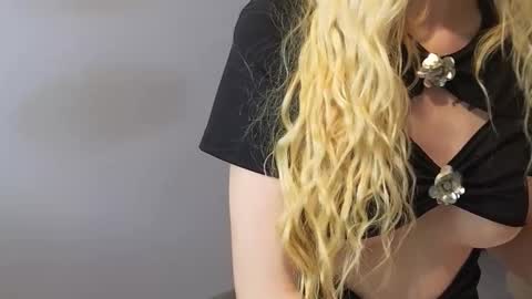 Julia online show from September 22, 2025, 7:27 pm