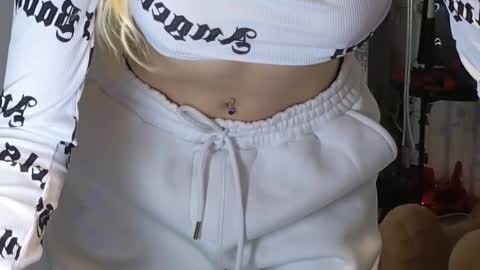 Julia online show from October 24, 2025, 7:32 pm