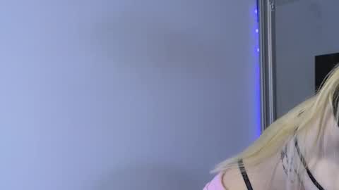 Julia online show from November 27, 2025, 8:44 pm