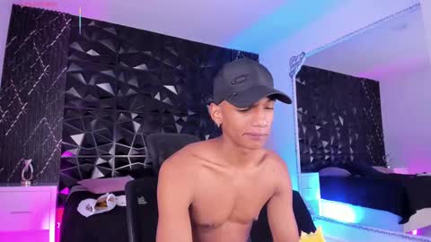 Snapshot of juliensaint_ chatting on October 25, 2025, 12:23 pm Julien online show from October 25, 2025, 12:23 pm