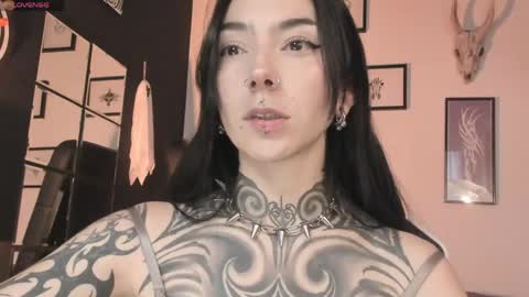 juliet_sourire online show from May 13, 2026, 3:53 pm