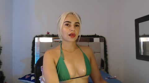 Snapshot of julieta__fox_ chatting on December 24, 2024, 7:28 am julieta__fox_ online show from December 24, 2024, 7:28 am