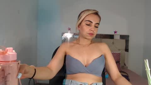 Snapshot of julieta__fox_ chatting on March 8, 2025, 5:38 am julieta__fox_ online show from March 8, 2025, 5:38 am