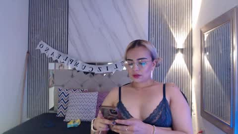 julieta__fox_ online show from April 28, 2026, 9:20 pm