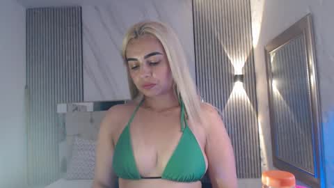 Snapshot of julieta__fox_ chatting on June 5, 2026, 6:35 pm julieta__fox_ online show from June 5, 2026, 6:35 pm