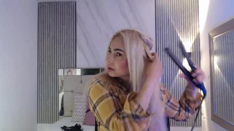 Snapshot of julieta__fox_ chatting on June 8, 2026, 3:56 pm julieta__fox_ online show from June 8, 2026, 3:56 pm