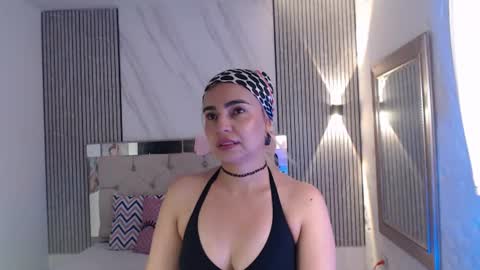 Snapshot of julieta__fox_ chatting on June 19, 2026, 5:06 pm julieta__fox_ online show from June 19, 2026, 5:06 pm