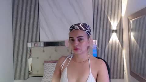 julieta__fox_ online show from June 24, 2026, 7:24 pm