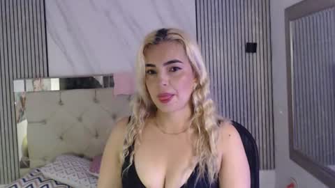 julieta__fox_ online show from June 25, 2026, 3:49 pm